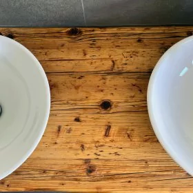 Mobile Preview: 2 weiße Waschbecken auf Waschtischplatte aus Massivholz / Altholz / Gerüstbohlen Farbe honey